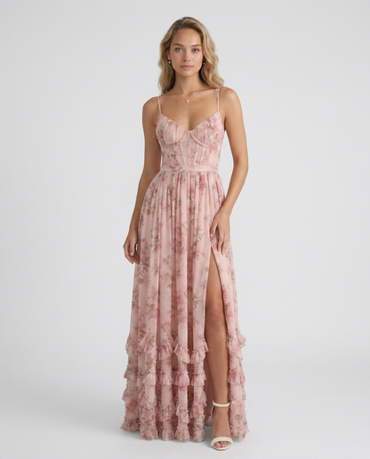 Vestido Veska Veronica con escote en V y detalles de volantes, diseño elegante y femenino en color neutro.